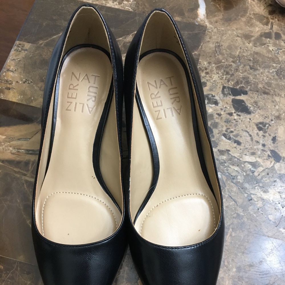 Naturalized Black pumps